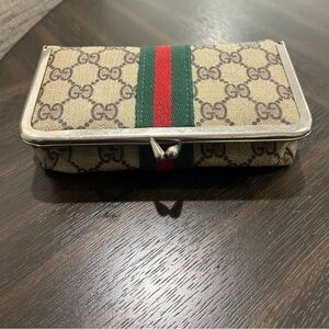 Gucci
Authentic Vintage 1970s Gucci makeup/sewing bag with Mirror all Original.